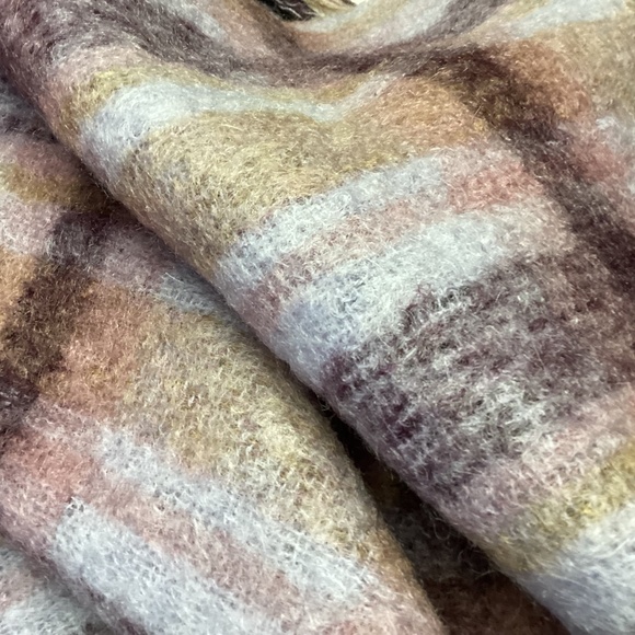 DONEGAL DESIGN THROW. PURPLES/ LAVENDERS. NEW - Picture 3 of 10